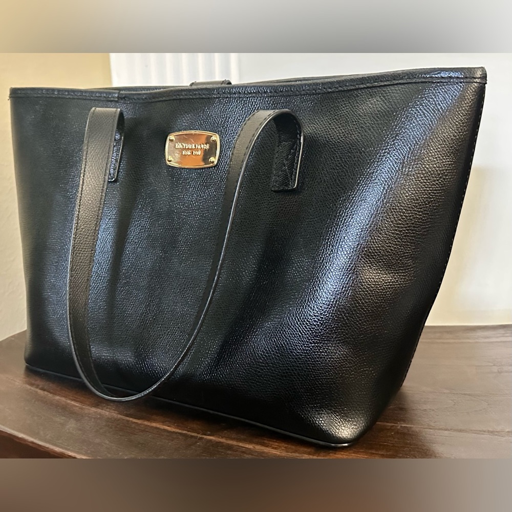 Authentic Michael Kors NWOT Black Saffiano Leather Handbag